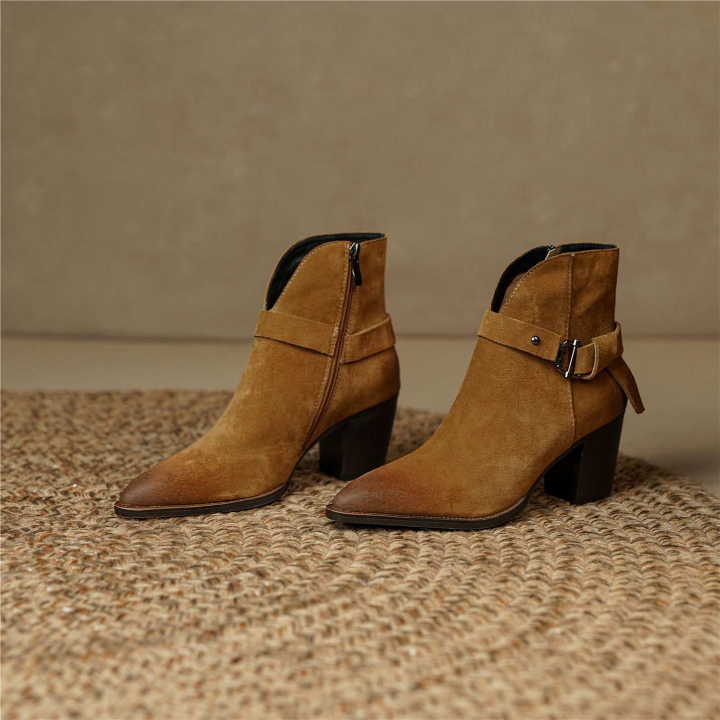 TinaCus Handgefertigte Damen-Stiefeletten aus Wildleder mit Metallschnalle, spitzer Zehenpartie, mittelhoher Absatz und seitlichem Reißverschluss