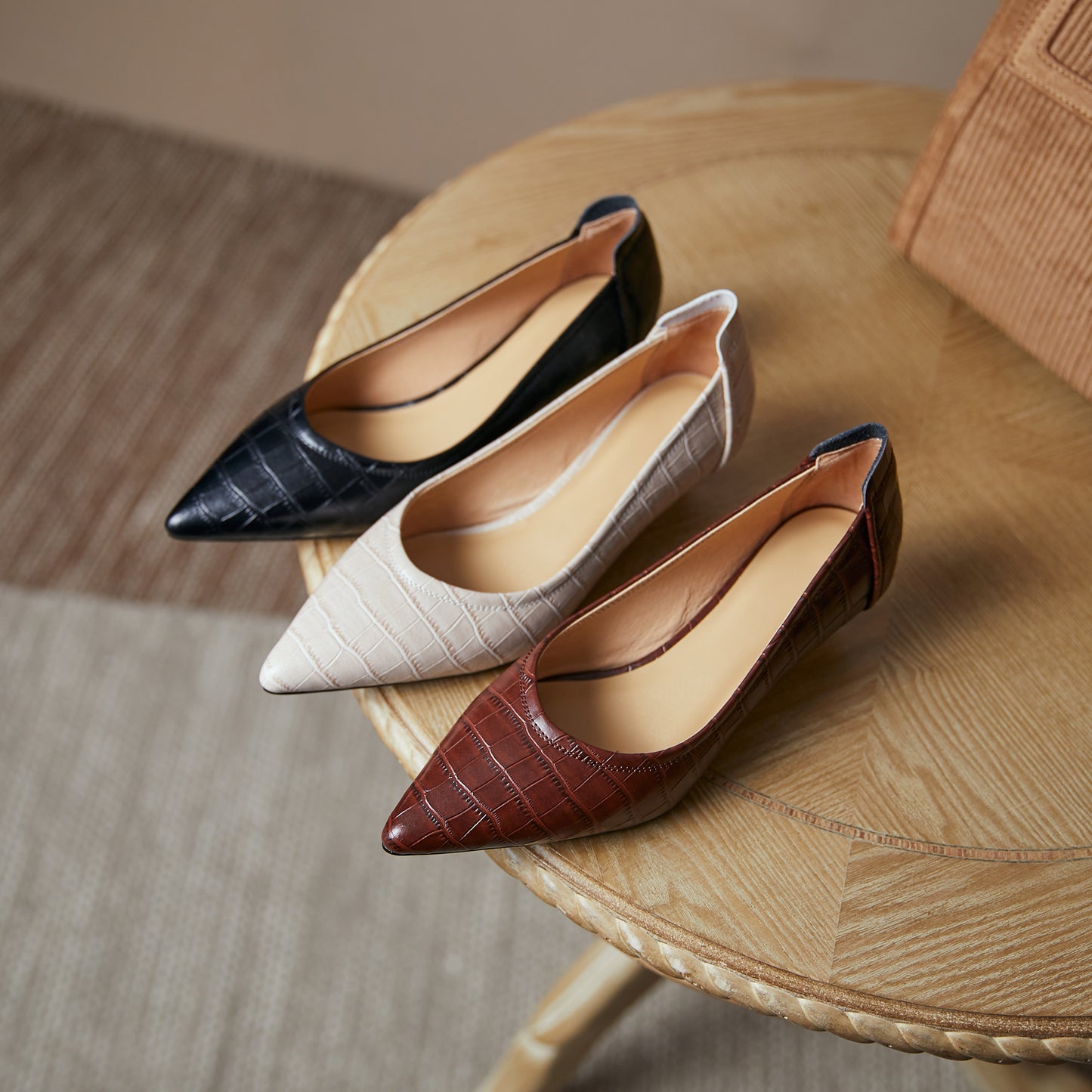 TinaCus Damen-Pumps, handgefertigt, echtes Leder, spitze Zehenpartie, niedriger Kitten-Absatz, V-förmig, Retro-Schuhe