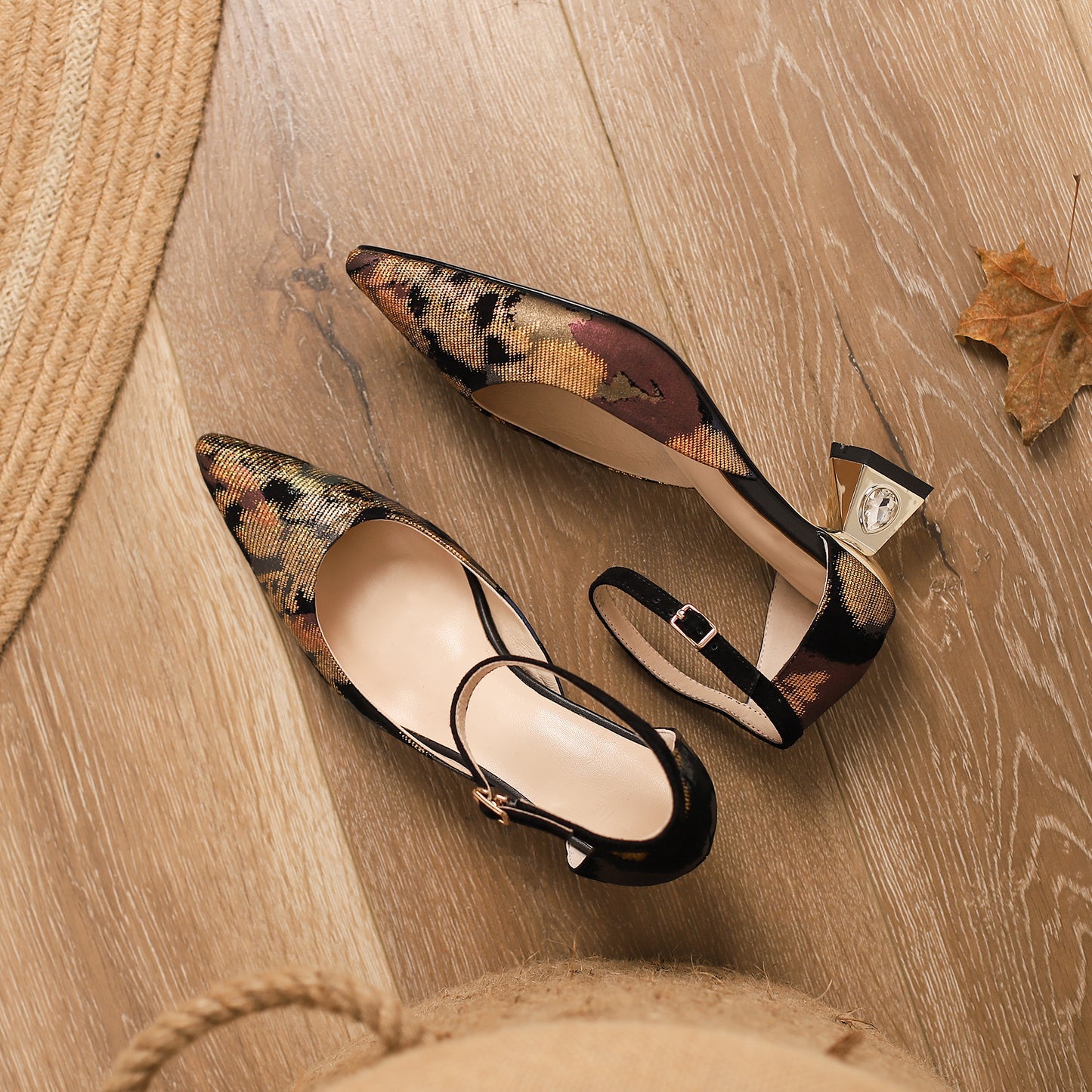 TinaCus Damen Pumps mit spitzer Zehenpartie, bedrucktem Wildleder, handgefertigt, Knöchelriemen mit Schnalle, niedriger Blockabsatz