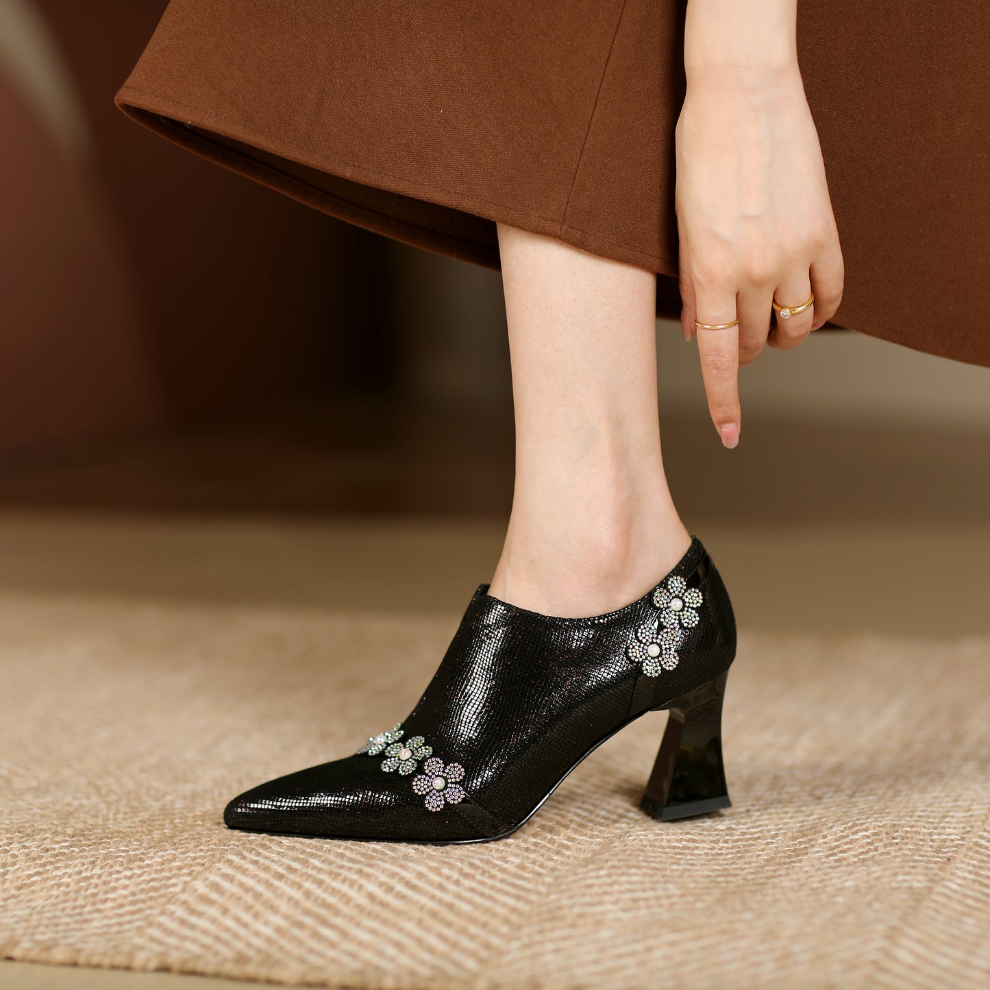 TinaCus Damenschuhe mit spitzer Zehenpartie, echtem Leder, handgefertigt, Blumendekor, seitlicher Reißverschluss, mittelhoher Absatz