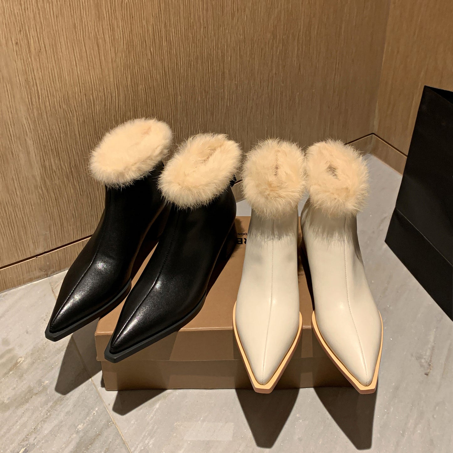 TinaCus Handgefertigte Damenstiefel aus echtem Leder mit pelzigem seitlichem Reißverschluss, spitzer Zehenpartie, niedrigem, klobigem Absatz und bezaubernden Details