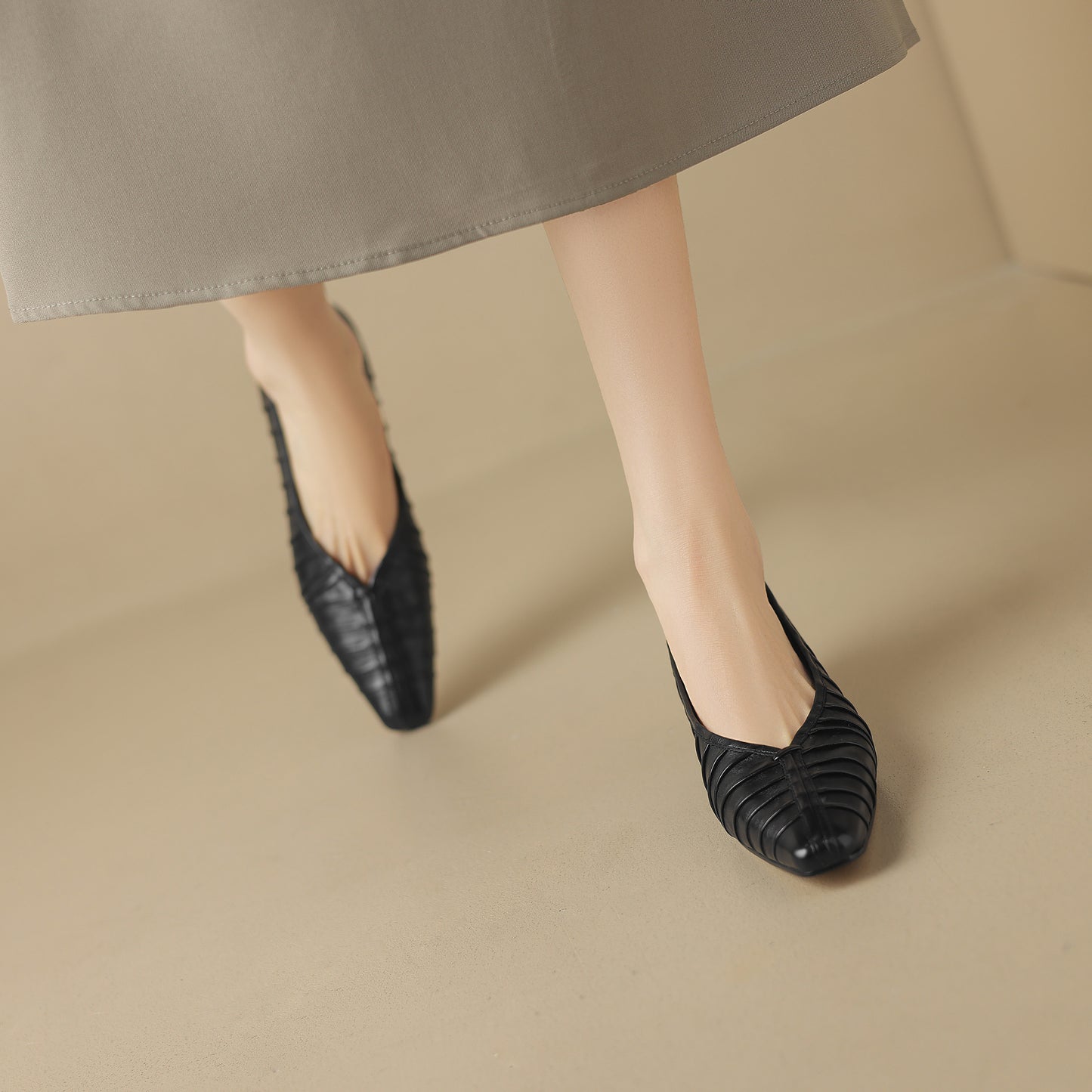 TinaCus Handmade Women's Genuine Leather Closed Toe Ruched Slip On Ballet Flat Shoes