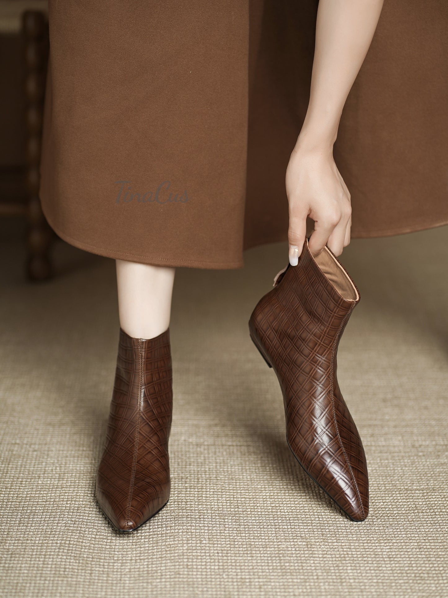 TinaCus Women's Pointed Toe Embossed Genuine Leather Handmade Back Zipper Casual Flat Ankle Boots