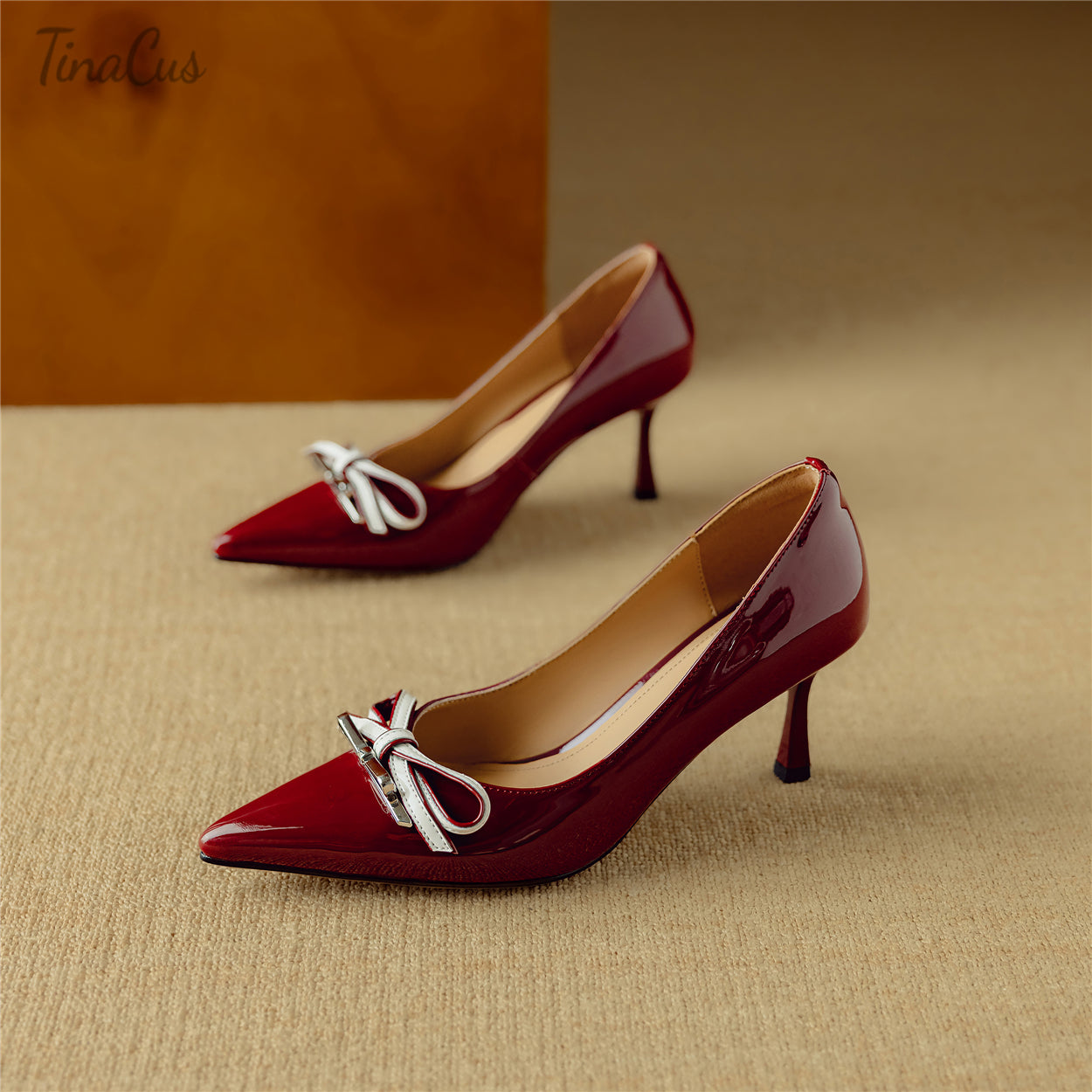 TinaCus Damen-Pumps aus handgefertigtem Lackleder mit Schleife, spitzer Zehenpartie und Stilettoabsatz